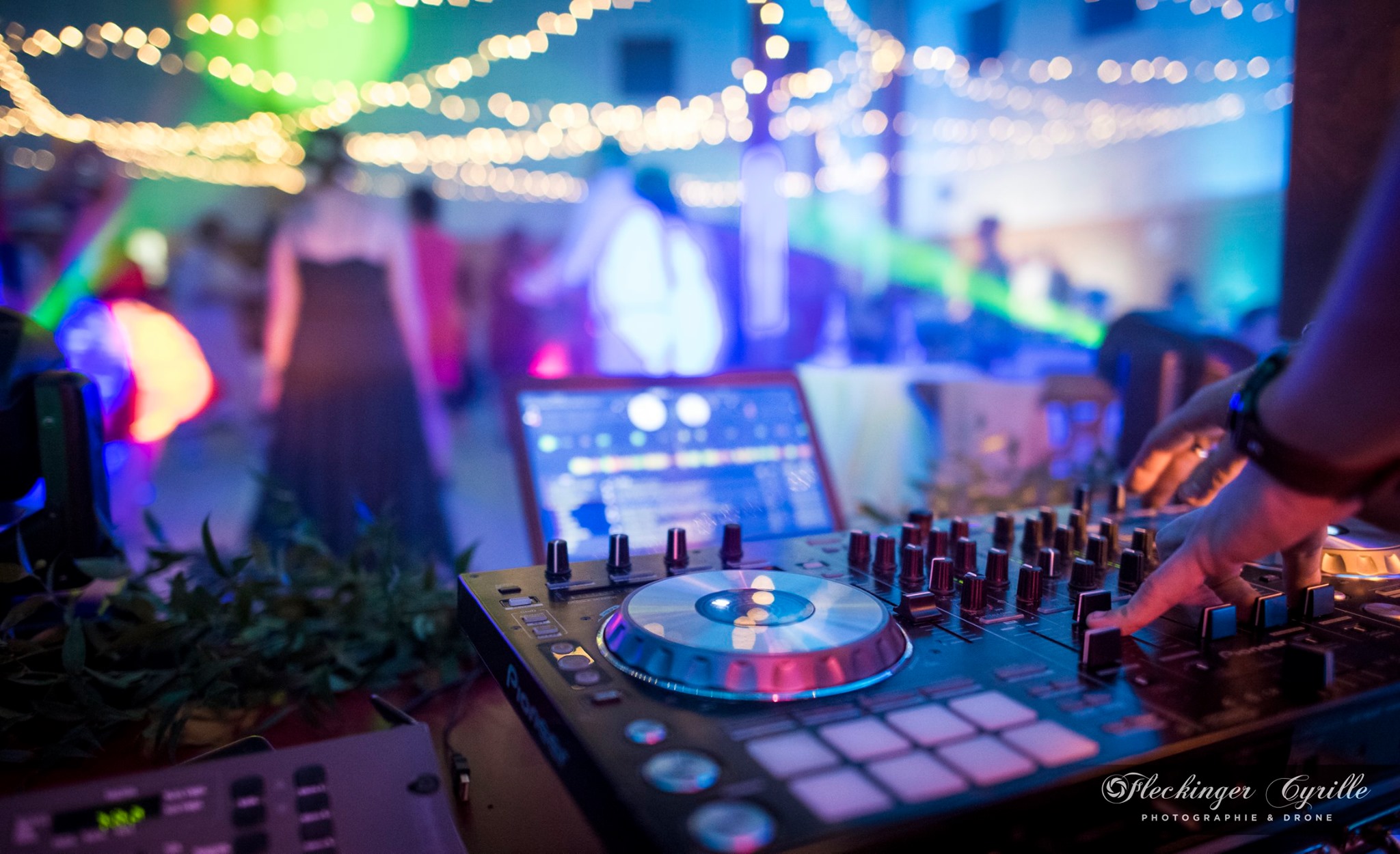 Dimension DJ Animations DJ Location de matériel Ecole de DJ dans